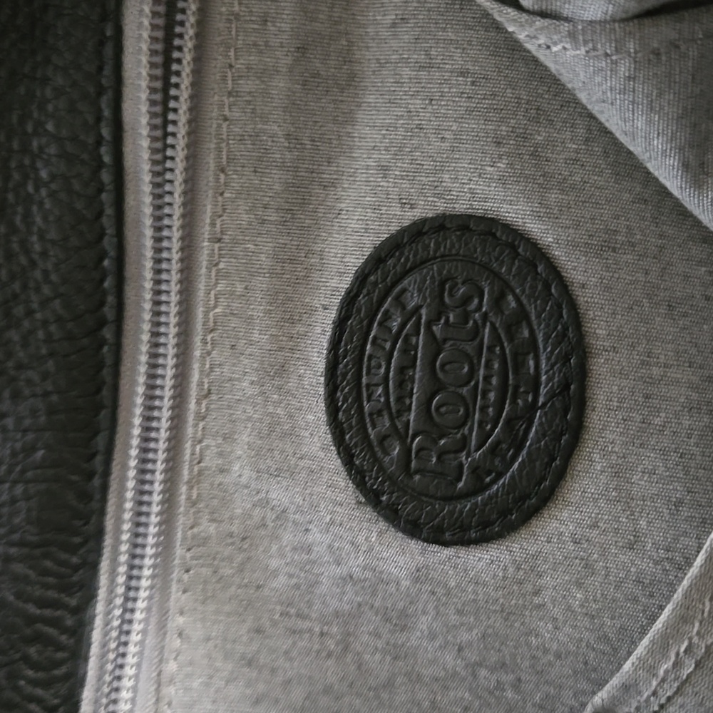 Black Leather Roots Bag In Beautiful Condition Its  Heavy Leather. - Picture 5 of 6